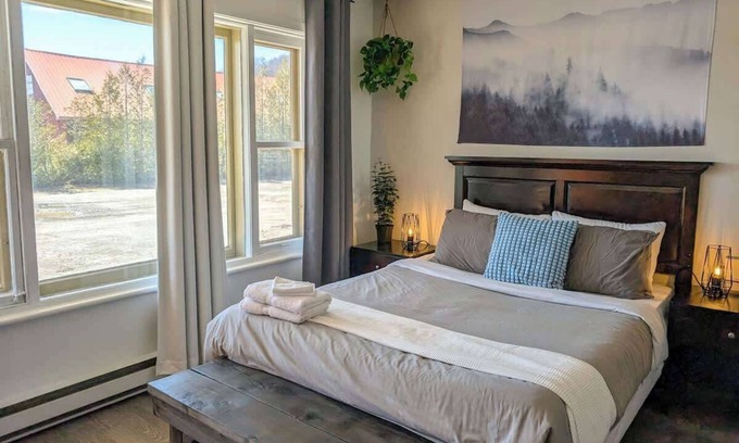 Ste Anne de Beaupre Apartment | Studio 14 | 2 Min Waterfront | BBQ & Fireplace