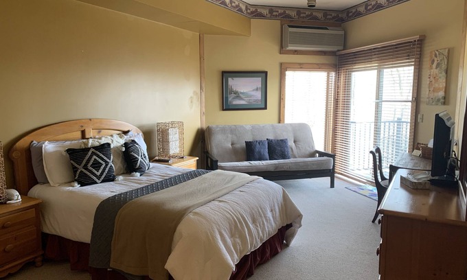 Hanover Apartment | Studio 1105 at Longhollow Point Inn