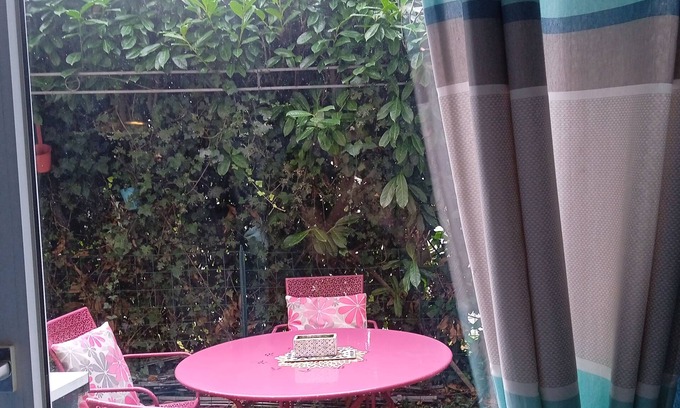 Cimetiere de l'Est Apartment | Studio 20 m2 with small private terrace.