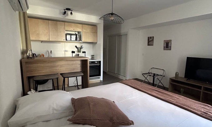 Velaux Apartment | Studio 25m2 air-conditioned and fully equipped
