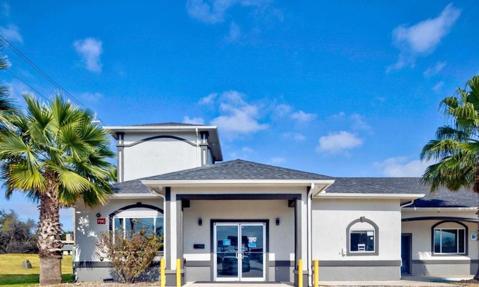 Pleasanton Hotel | Studio 6-Pleasanton, TX