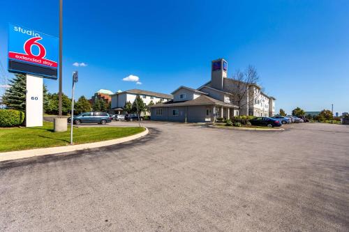 Gateway Hotel | Studio 6 Toronto - Mississauga with Kitchenettes