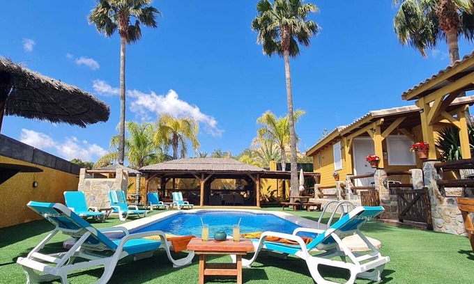 Hoya de los Patos Apartment | Studio 'Aitana' with Shared Pool, Wi-Fi and Air Conditioning