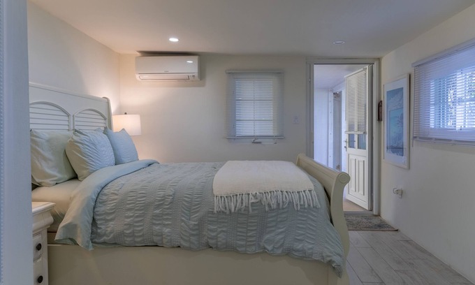 Southampton Apartment | Studio Apartment above Horseshoe Bay Beach