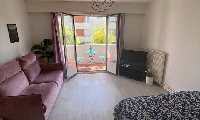 Thorigny-sur-Marne Apartment | Studio Apartment 'Grand Studio Avec Loggia' with Private Terrace, Balcony and Wi-Fi