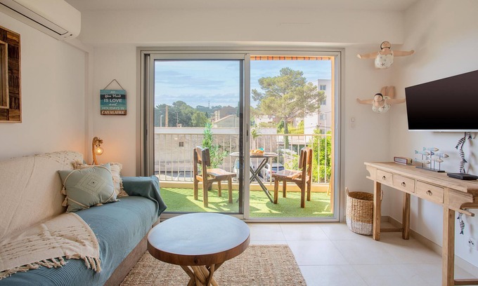 Cavaliere Apartment | Studio Apartment "Golfe De Saint Tropez" with Balcony, A/C & Wi-Fi