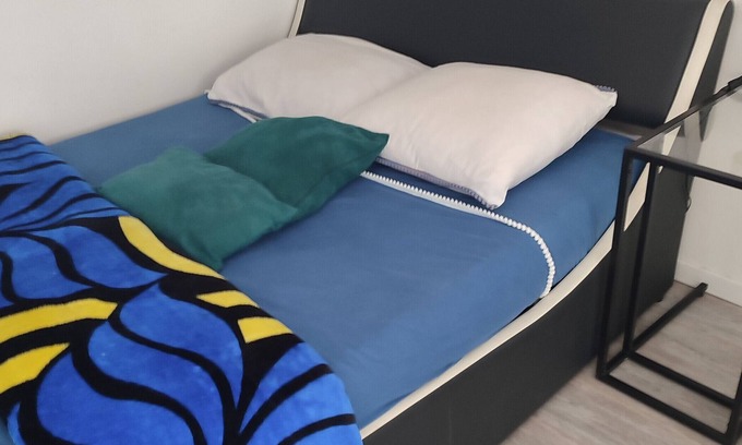 Romilly-sur-Seine Apartment | Studio Apartment "Kate Sleeping Beauty" with Wi-Fi