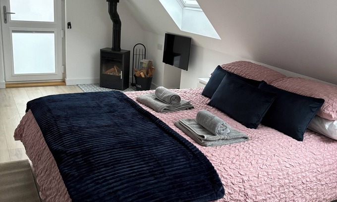 Bury St Edmunds Apartment | Studio Apartment bordering the Ickworth Estate, Pet-Friendly, 5 minutes to Bury!
