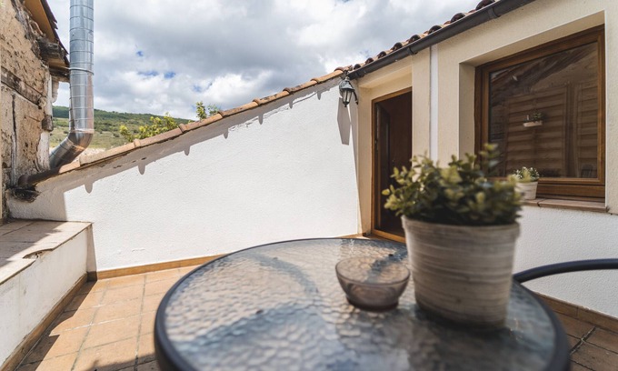Ezcaray Apartment | Studio Apartment 'Altuzarra 2' with Mountain View, Private Terrace and Wi-Fi