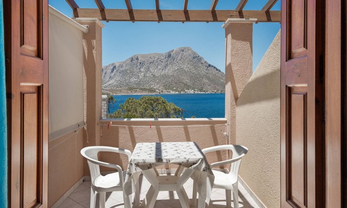 Kamari Apartment | Studio Apartment 'Amphitrite -' with Sea View, Wi-Fi and Air Conditioning