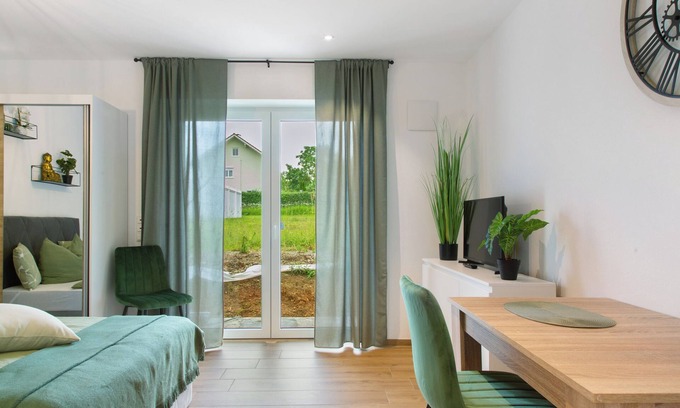 Reisbach Apartment | Studio Apartment 'Carpe Diem' with Private Terrace and Wi-Fi