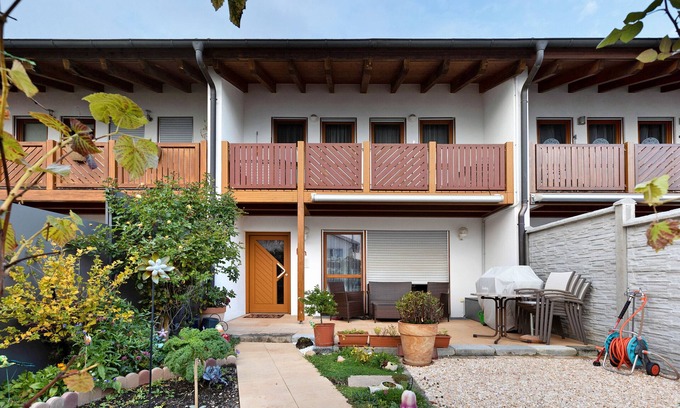 Volkertshausen Apartment | Studio Apartment 'Souterrain' with Shared Terrace, Shared Garden and Wi-Fi