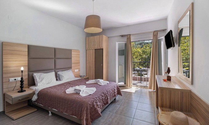 Anthousa Apartment | Studio Apartment 'Deluxe 2 Adults - A' with Shared Terrace, Wi-Fi and Air Conditioning