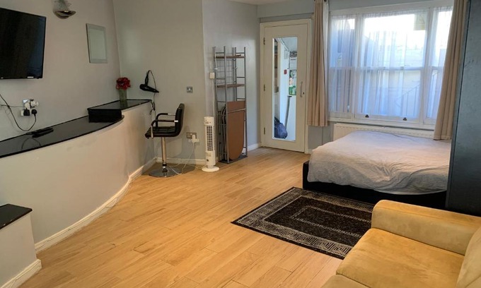 King's Cross Apartment | Studio Apartment - Entire Lower Ground Floor - Only 7 Mins Walk Kings Cross St Pancras Station