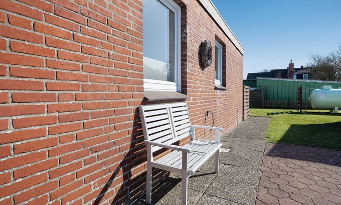 Suederhafen Apartment | Studio Apartment 'Ferienwohnung Friesenkoje' with Private Terrace, Shared Garden and Wi-Fi