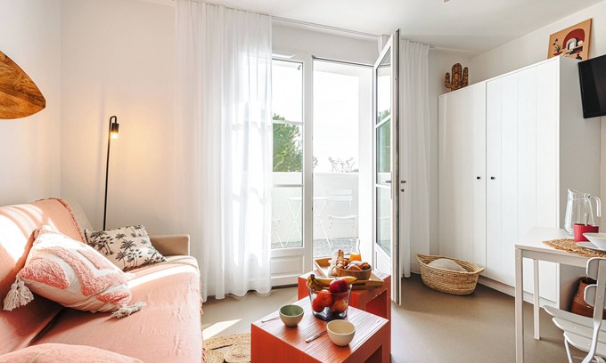 Rivedoux-Plage Apartment | Studio Apartment 'Les Pins, Vue Mer' with Sea View, Private Terrace and Wi-Fi