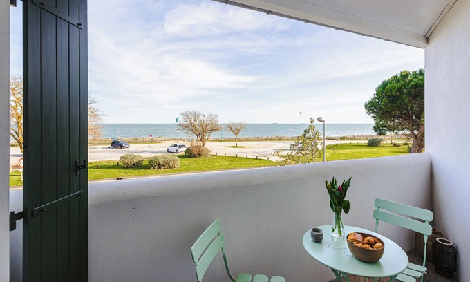 Rivedoux-Plage Apartment | Studio Apartment 'Le Phare, Vue Mer' with Sea View, Private Terrace and Wi-Fi