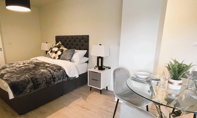 West Bromwich Apartment | Studio Apartment with Car Park, Gym, Lounge Room