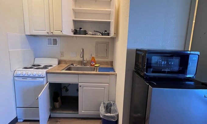 Wichita Apartment | Studio apartment in Wichita #2- Queen size bed - 3 minutes to WSU