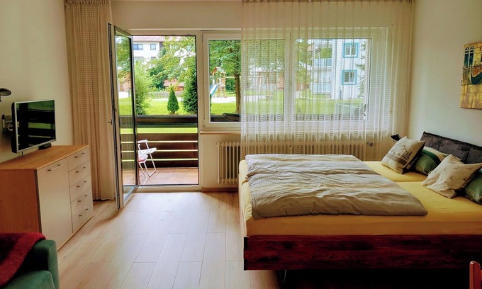 Hoheneck Apartment | Studio Apartment 'Isarnähe' with shared garden, balcony and wifi