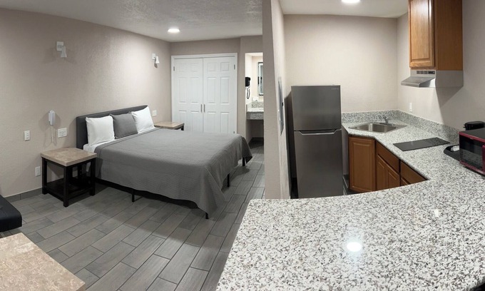Greenacres Apartment | Studio Apartment - King Bed