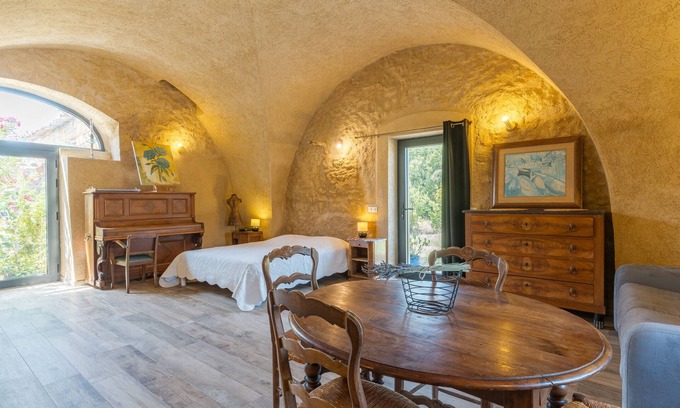 Vaugines Apartment | Studio Apartment 'L'Amaryflor' with Private Garden
