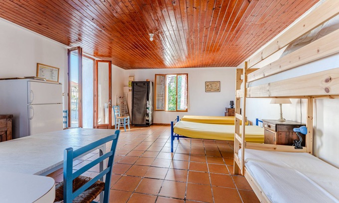 Belin-Beliet Apartment | Studio Apartment 'La Halte De Compostelle' with Private Terrace and Wi-Fi