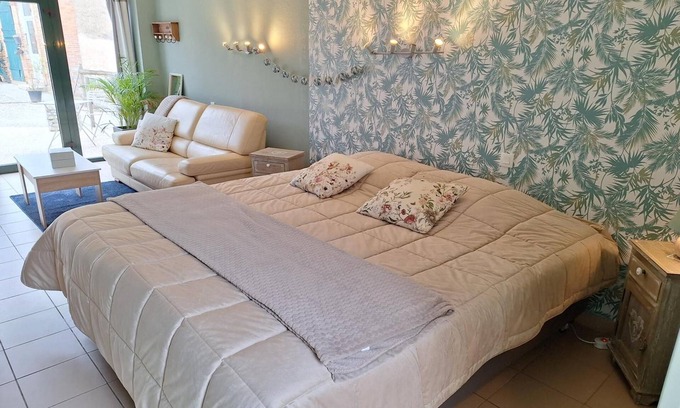 Fye Apartment | Studio Apartment 'Le Du Meslay' with Private Terrace, Shared Garden and Wi-Fi