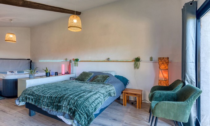 Arles Apartment | Studio Apartment 'Lovestudio Spa Privé Arles Campagne' with Private Terrace and Shared Garden
