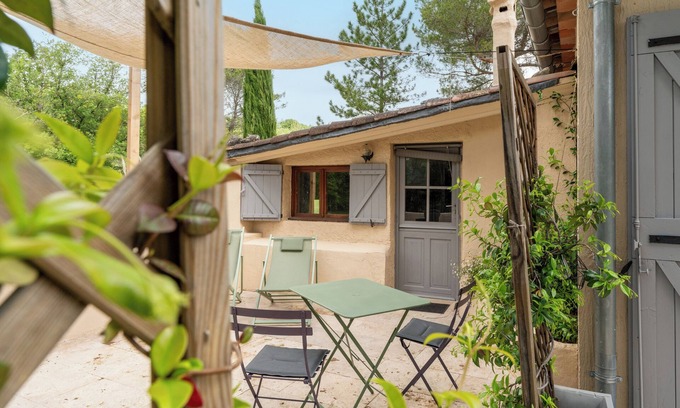 Apt Apartment | Studio Apartment 'Maison Marvic, Studio dans les pins' with Shared Pool, Wi-Fi and Air Conditioning