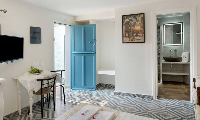 Amorgos Apartment | Studio Apartment 'Politimi N8' with Mountain View, Wi-Fi and Air Conditioning