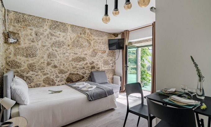 Rossas Apartment | Studio Apartment 'Quinta Do Bairro -' with Mountain View, Shared Pool and Wi-Fi