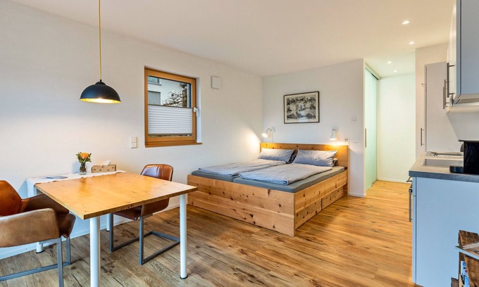 Iznang Apartment | Studio Apartment 'Sonnenhalde' with Lake View, Private Terrace and Wi-Fi