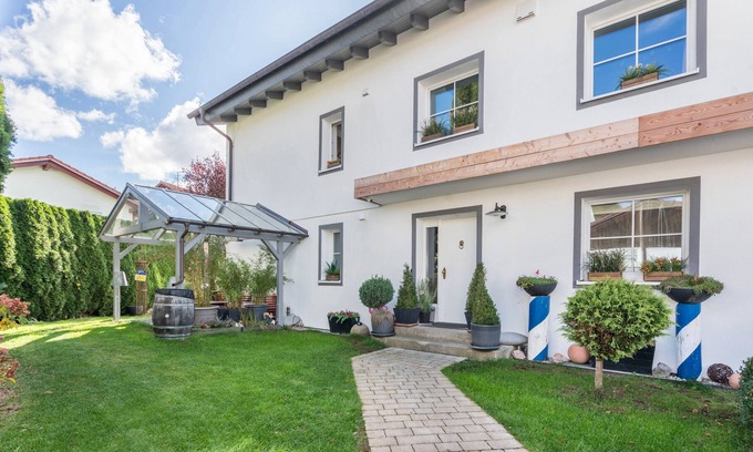 Geretsried Apartment | Studio Apartment 'Souterrain' with Shared Terrace, Shared Garden and Wi-Fi