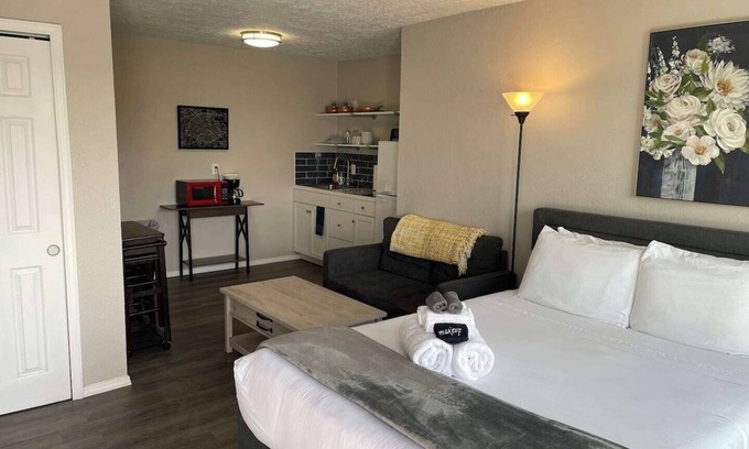 University Heights Apartment | Studio apartment w/balcony-Nob Hill, UNMH, Pres Hosp.