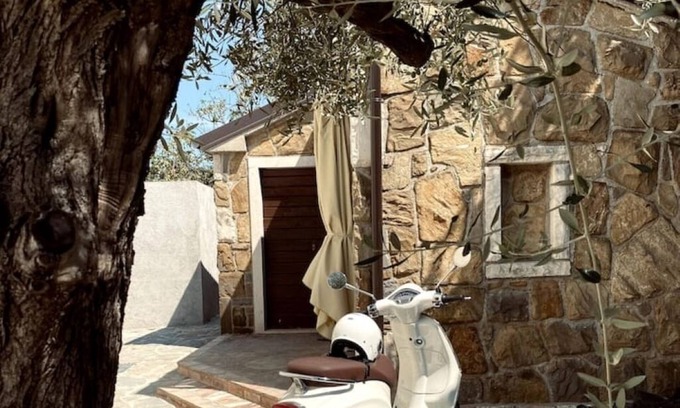 Izola Apartment | Studio Apartment with Terrace & Secure Parking