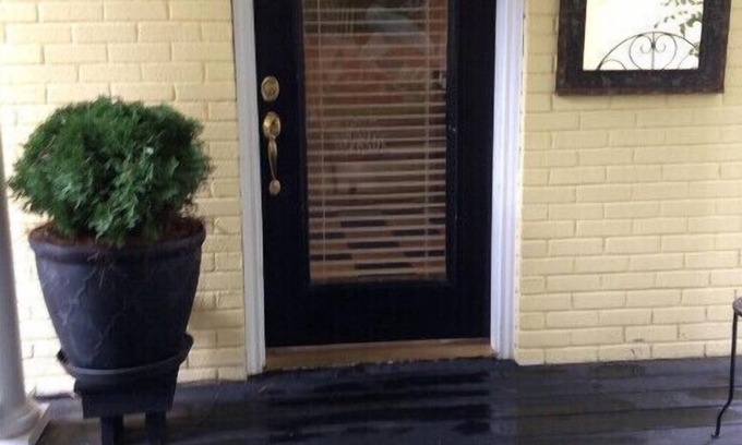 Columbia Apartment | Studio apartment with a separate, private entrance