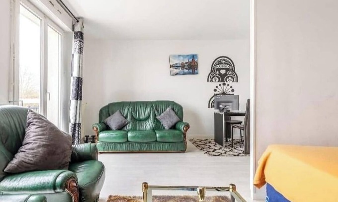 Pierrefitte-sur-Seine Apartment | Studio Appartment with Office,wifi,parking,balcony