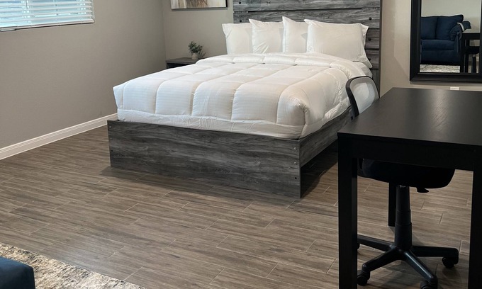 Montrose Apartment | Studio Apt @Montrose near Downtown, Remote Friendly environment