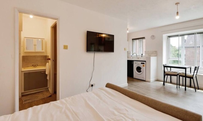 Harlington Apartment | Studio Apt Perfect Blend of Comfort and Style