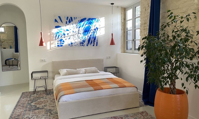 Quartier de France Apartment | Studio Arty en Sous-sol Niché au Cœur dun Immeuble Remarquable Face aux Parcs!