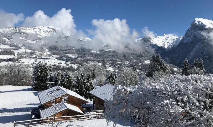 Samoens Apartment | Studio at the foot of the gondola and ski slopes