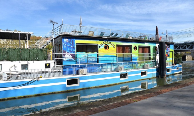 2nd Arrondissement Boat Rental | Studio barge, LA TIMONERIE, unusual, center LYON, calm, pleasant VIEUX LYON