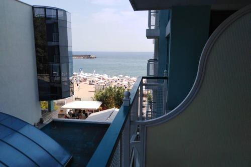 Golden Sands Apartment | Studio Berlin golden beach