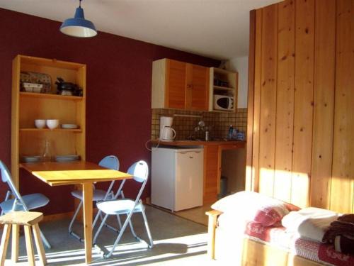 Crest-Voland Apartment | Studio-Cabine 4 Pers, 24m², Balcon, Parking, 50m Commerces et Télésiège, Crest-Voland - FR-1-733-13