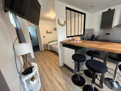 Sainte-Savine Apartment | Studio CF Cosy Proche Gare, Centre Ville et Toutes Commodites