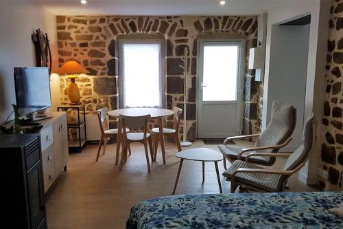 Saint-Genes-Champanelle Apartment | Studio chaleureux 5 mns chaine des Puys