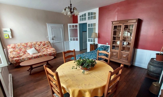 Chateaumeillant Apartment | Studio Dans une Demeure de 1780 Alliant Charme et Authenticité