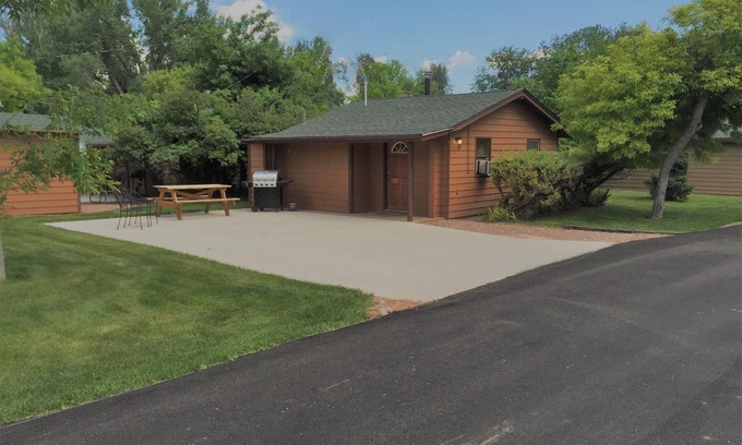 Rapid City Apartment | Studio Deluxe Cabin Thirty Minutes to Mt Rushmore - In Rapid City On Canyon Lake Thirty Minutes from Mt Rushmore