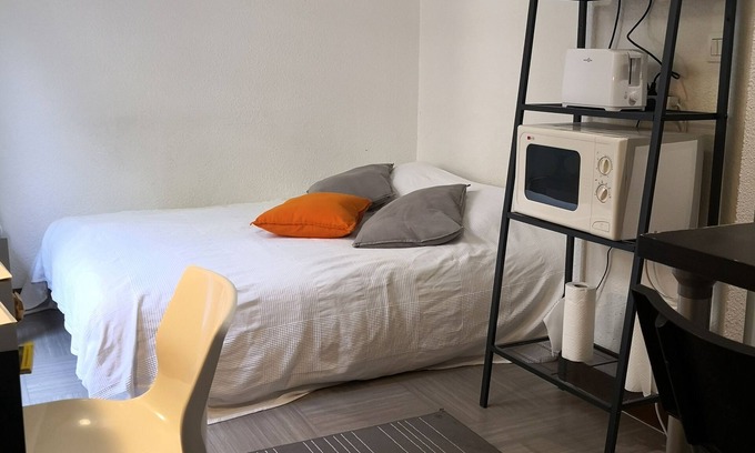 Secteur 2 Apartment | Studio English courtyard 1 TVA